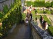 Besuch im Garten mit Wasserspielen